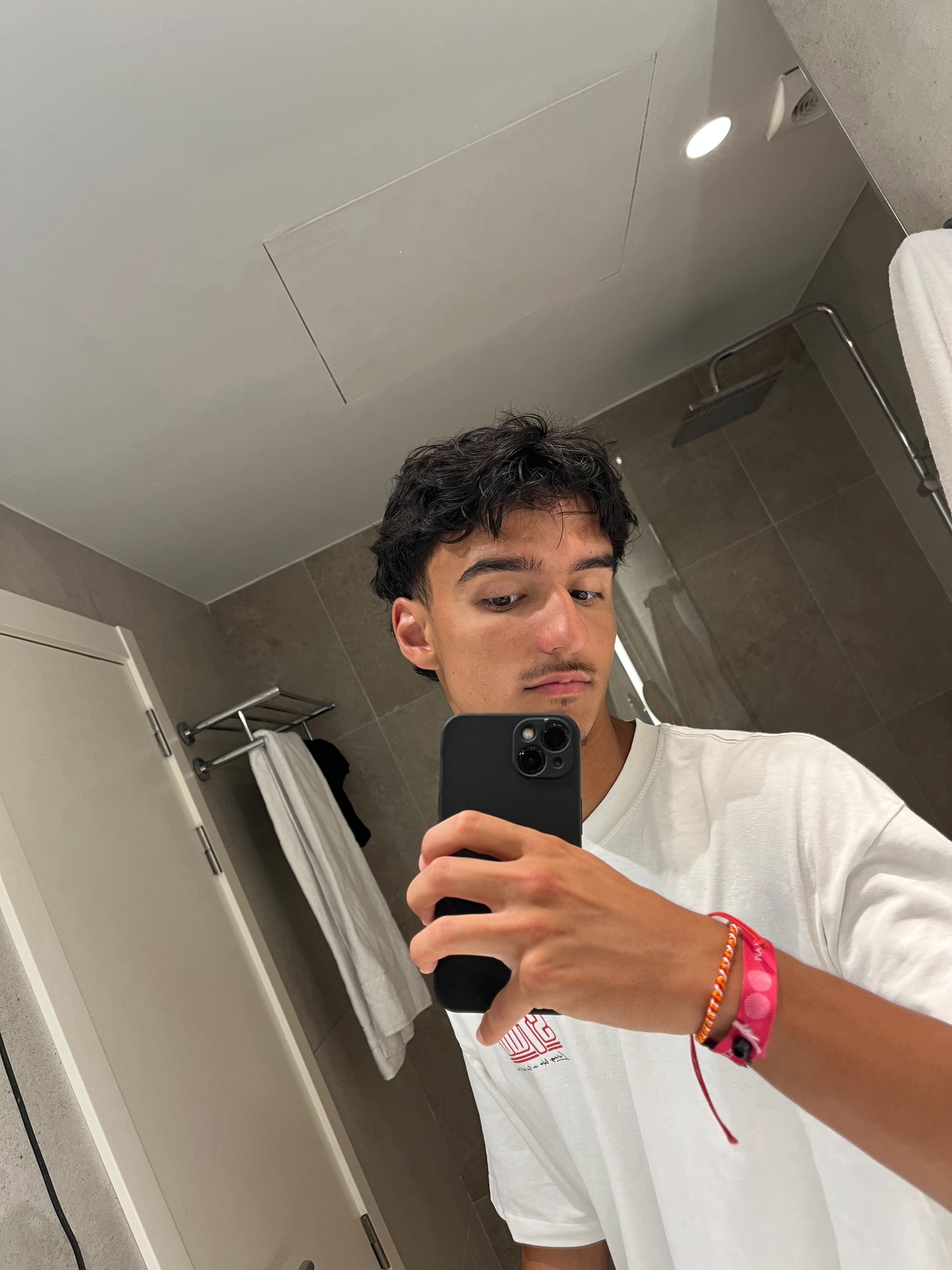 Nobre a tirar uma fotografia ao espelho