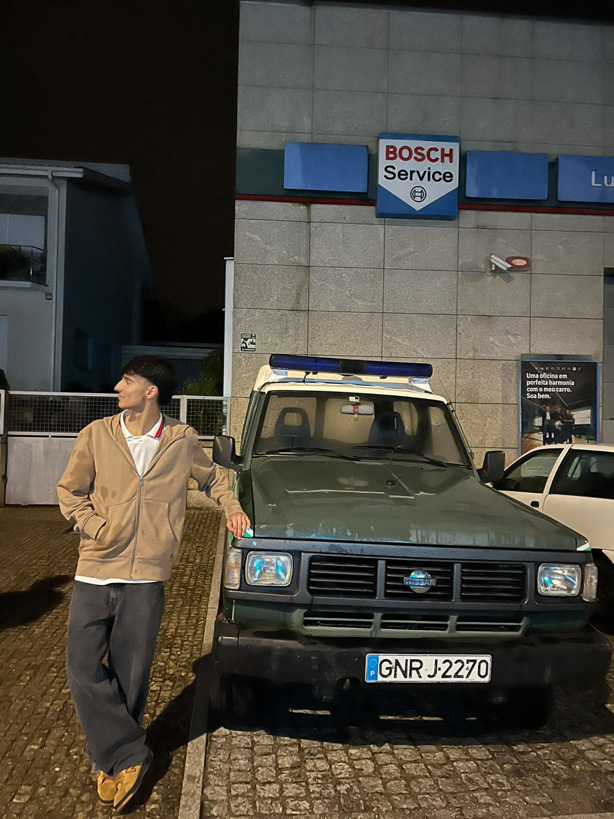 Nobre junto a um carro